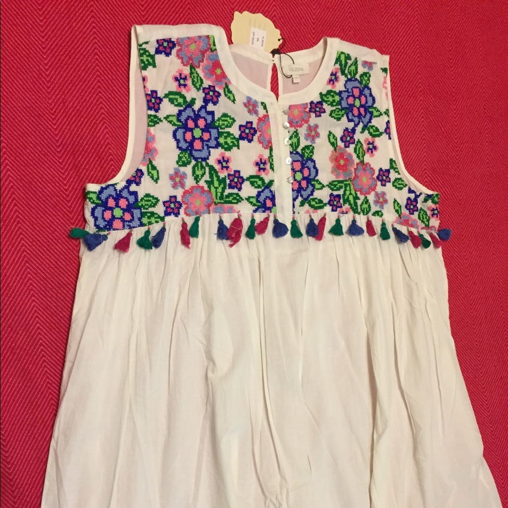 Embroidered 2x tunic with floral designs & tassels